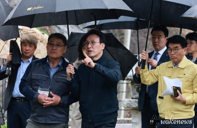 김민석 국무총리가 9일 세종 장군면 아스팔트콘크리트 생산업체를 방문, 중동 사태에 따른 건설 자재 수급 리스크 등을 점검하고 있다.(국무조정실)