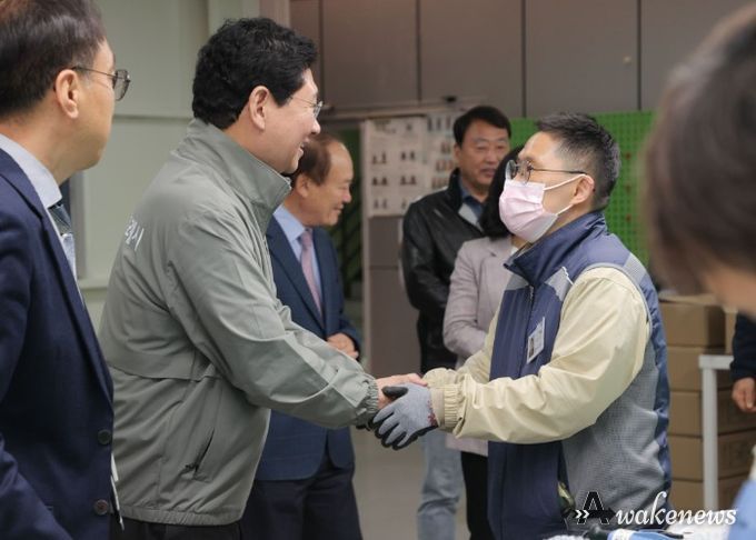 이상일 용인특례시장이 10일 성만원을 방문해 관계자들과 인사를 나누고 있다