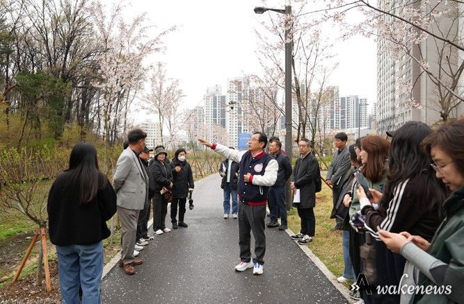 10일 오후 이현재 하남시장과 관계 부서 공무원, 감일총연합회 및 각 단지 입주자대표회의 관계자 등 시민 약 20명이 참석한 가운데 감일지구 현장점검이 진행되고 있다.