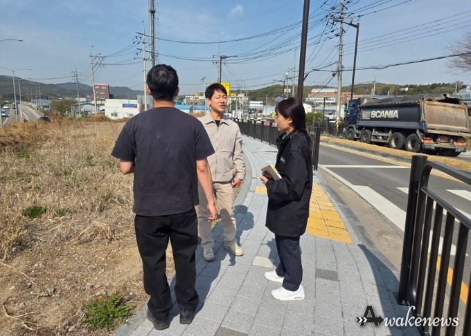 최병주 효행구청장이 삼천병마로 일원 집중관리구역에서 도로변 잡초 및 쓰레기 등 환경 저해 요소를 살피며 현장 점검을 실시하고 있다