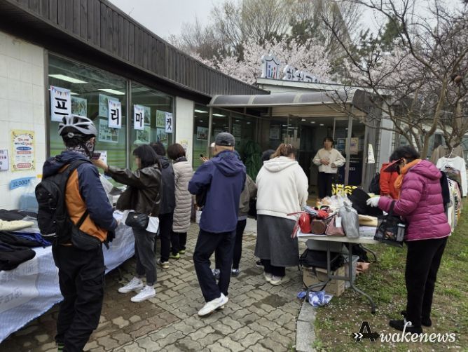 시흥시 정왕4동 함현공원 작은도서관 봉사회, '사랑의 바자회' 수익금 50만 원 기탁