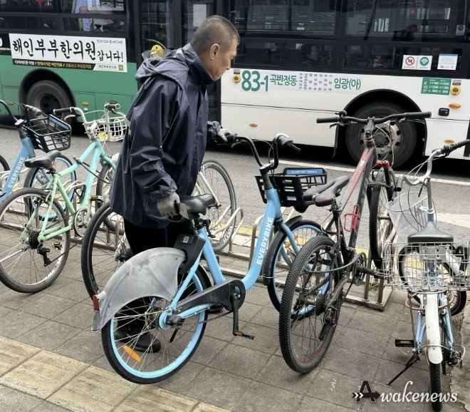 수원시 팔달구 행궁동 경기행복마을관리소, 보행환경 개선 위한 자전거·킥보드 정비 실시