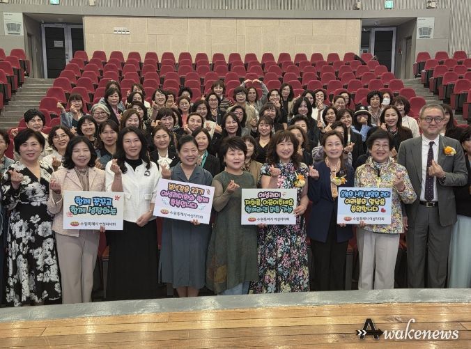 제23기 수원시 여성지도자대학 수강생과 관계자들이 기념사진을 촬영하고 있다.